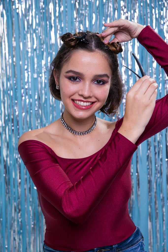 modelo usando o penteado de carnaval para cabelo curto
