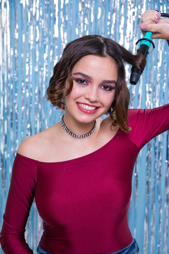 modelo usando o penteado de carnaval para cabelo curto