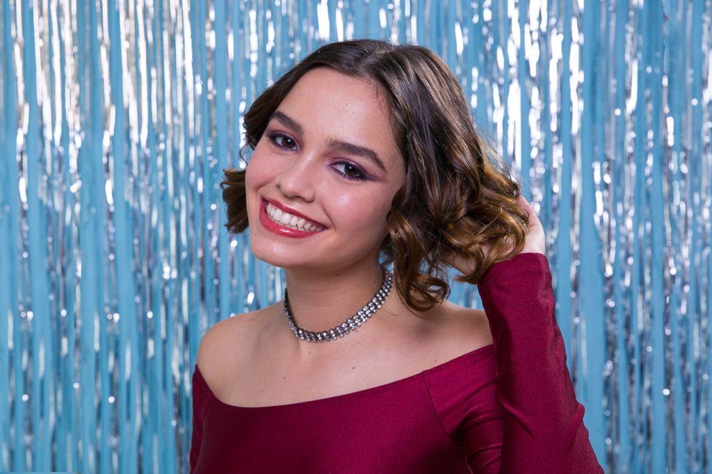 modelo usando o penteado de carnaval para cabelo curto