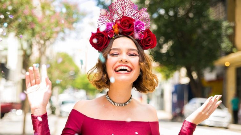 modelo usando o penteado de carnaval para cabelo curto