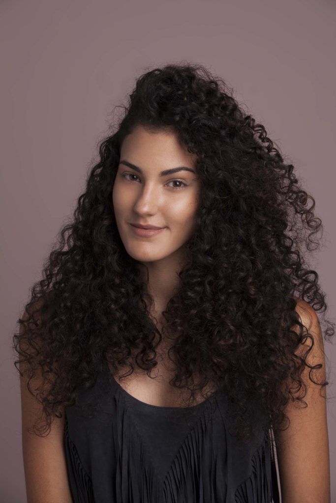 modelo de penteado fácil para cabelos cacheados passo 1