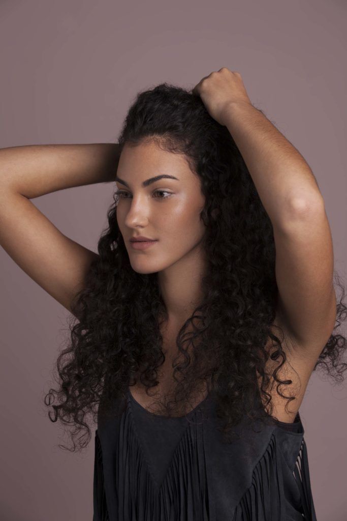 modelo de penteado fácil para cabelos cacheados passo 2