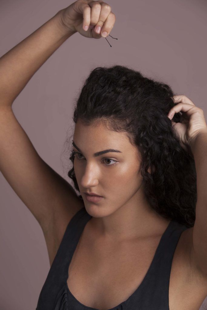 modelo de penteado fácil para cabelos cacheados passo 3