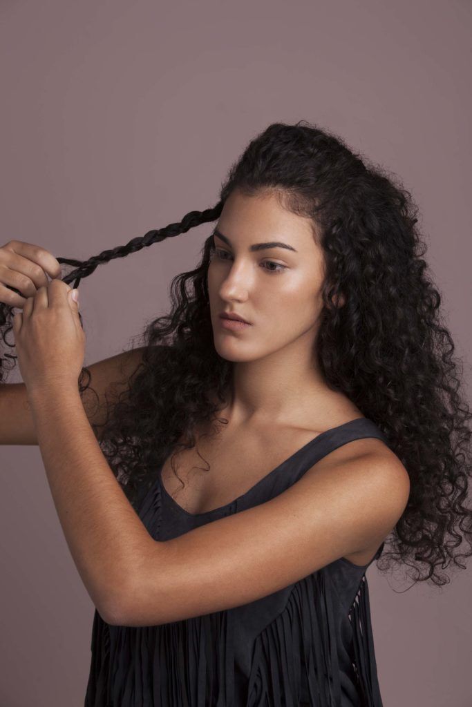 modelo de penteado fácil para cabelos cacheados passo 4