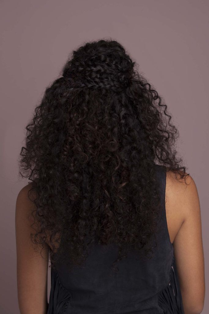 modelo de penteado fácil para cabelos cacheados passo 5