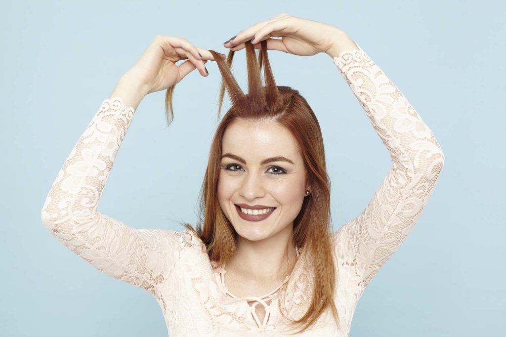 modelo com cabelo ruivo ilustrando o tutorial sobre penteado flor de trança