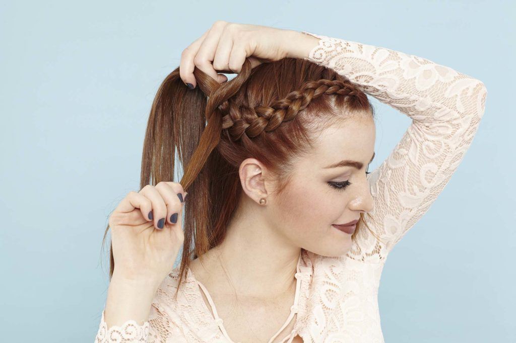 modelo com cabelo ruivo ilustrando o tutorial sobre penteado flor de trança