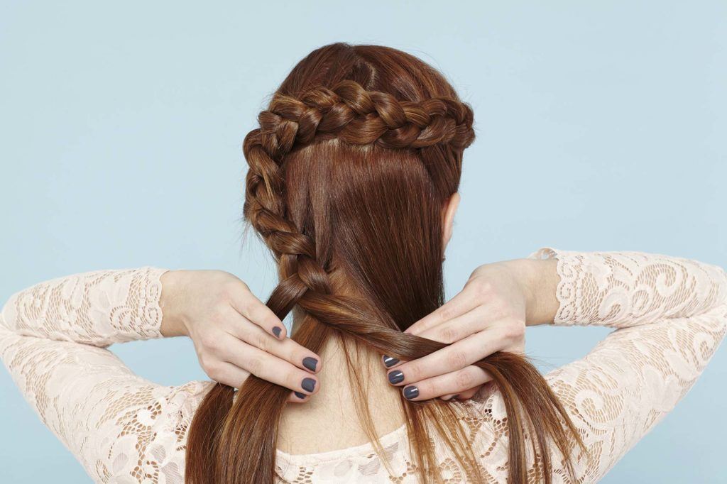 modelo com cabelo ruivo ilustrando o tutorial sobre penteado flor de trança
