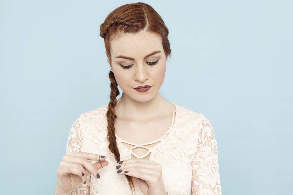 modelo com cabelo ruivo ilustrando o tutorial sobre penteado flor de trança