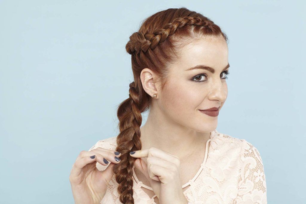 modelo com cabelo ruivo ilustrando o tutorial sobre penteado flor de trança