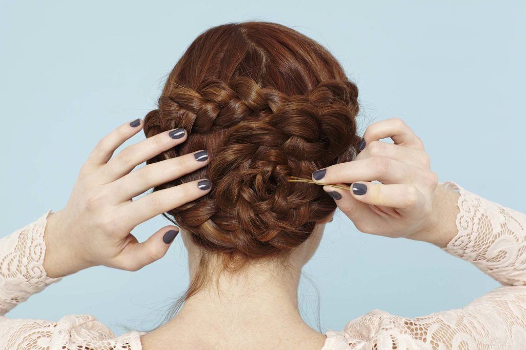 modelo com cabelo ruivo ilustrando o tutorial sobre penteado flor de trança