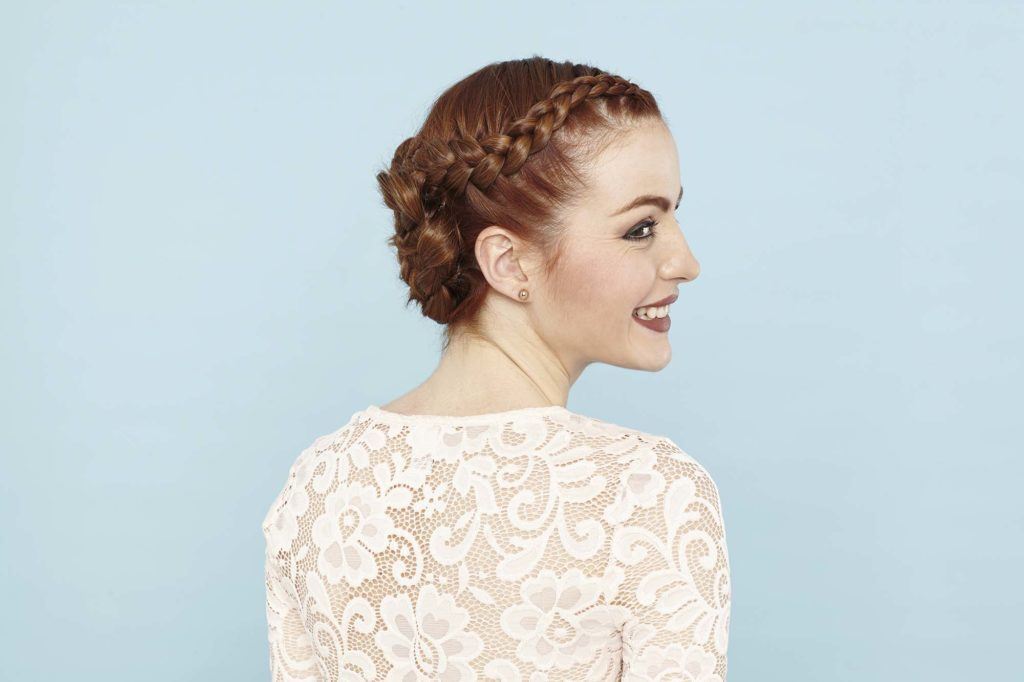 modelo com cabelo ruivo ilustrando o tutorial sobre penteado flor de trança