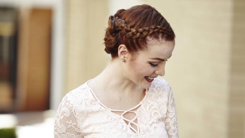 modelo com cabelo ruivo ilustrando o tutorial sobre penteado flor de trança