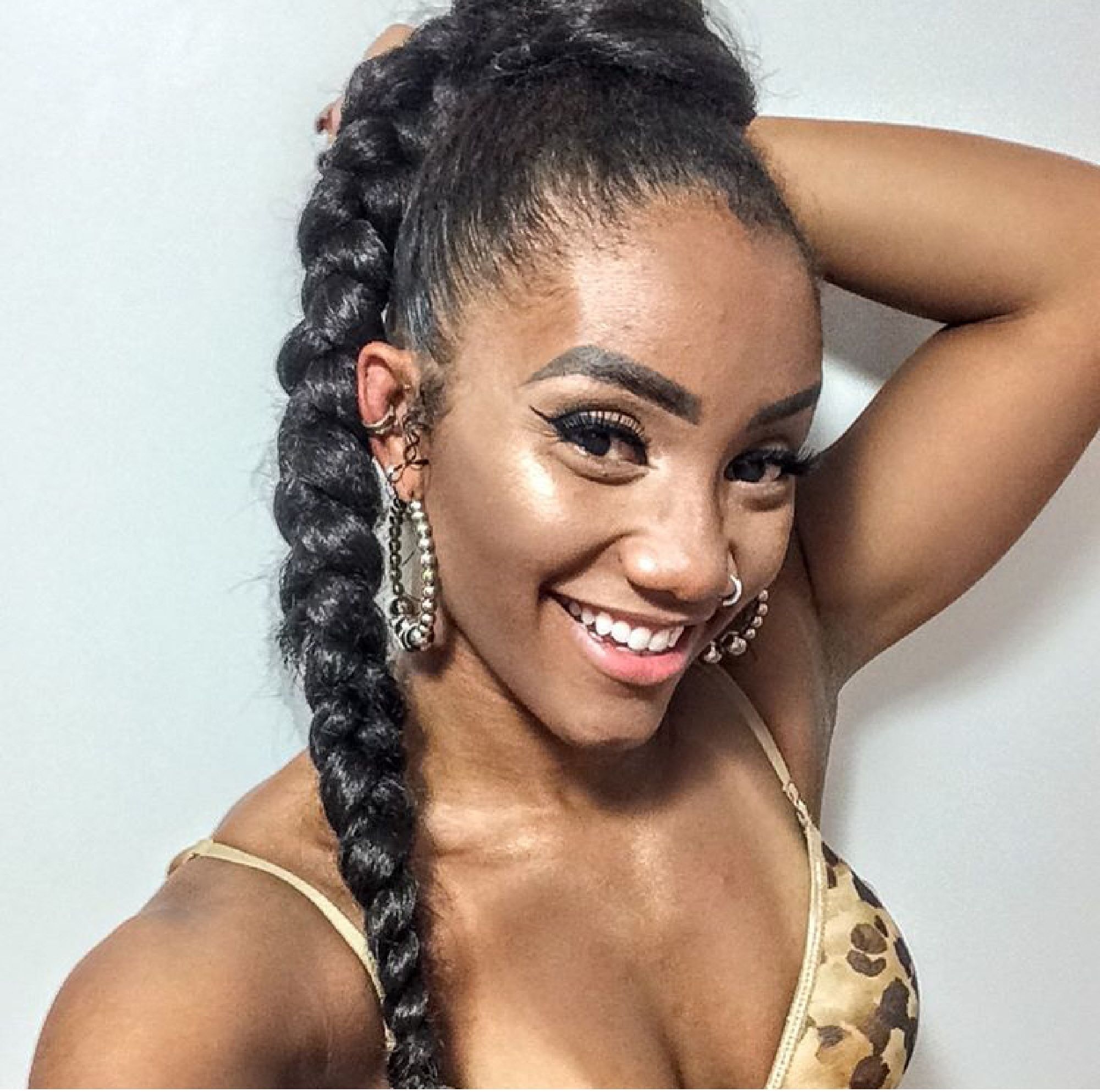 Cabelo crespo preso com trança no rabo de cavalo