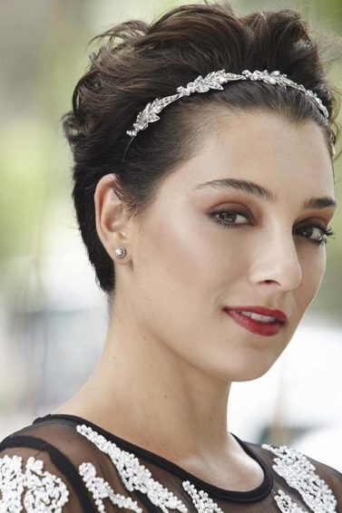 modelo com o penteado para cabelo curto com volume para trás