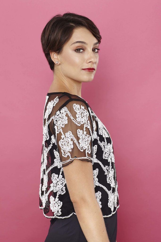 modelo com o penteado para cabelo curto com volume para trás