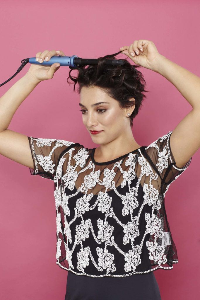 modelo com o penteado para cabelo curto com volume para trás