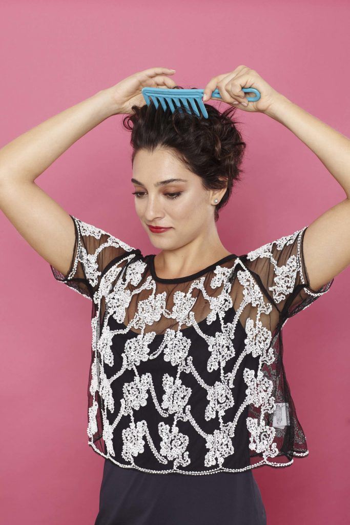 modelo com o penteado para cabelo curto com volume para trás