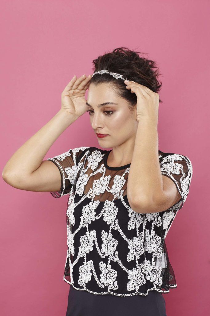 modelo com o penteado para cabelo curto com volume para trás