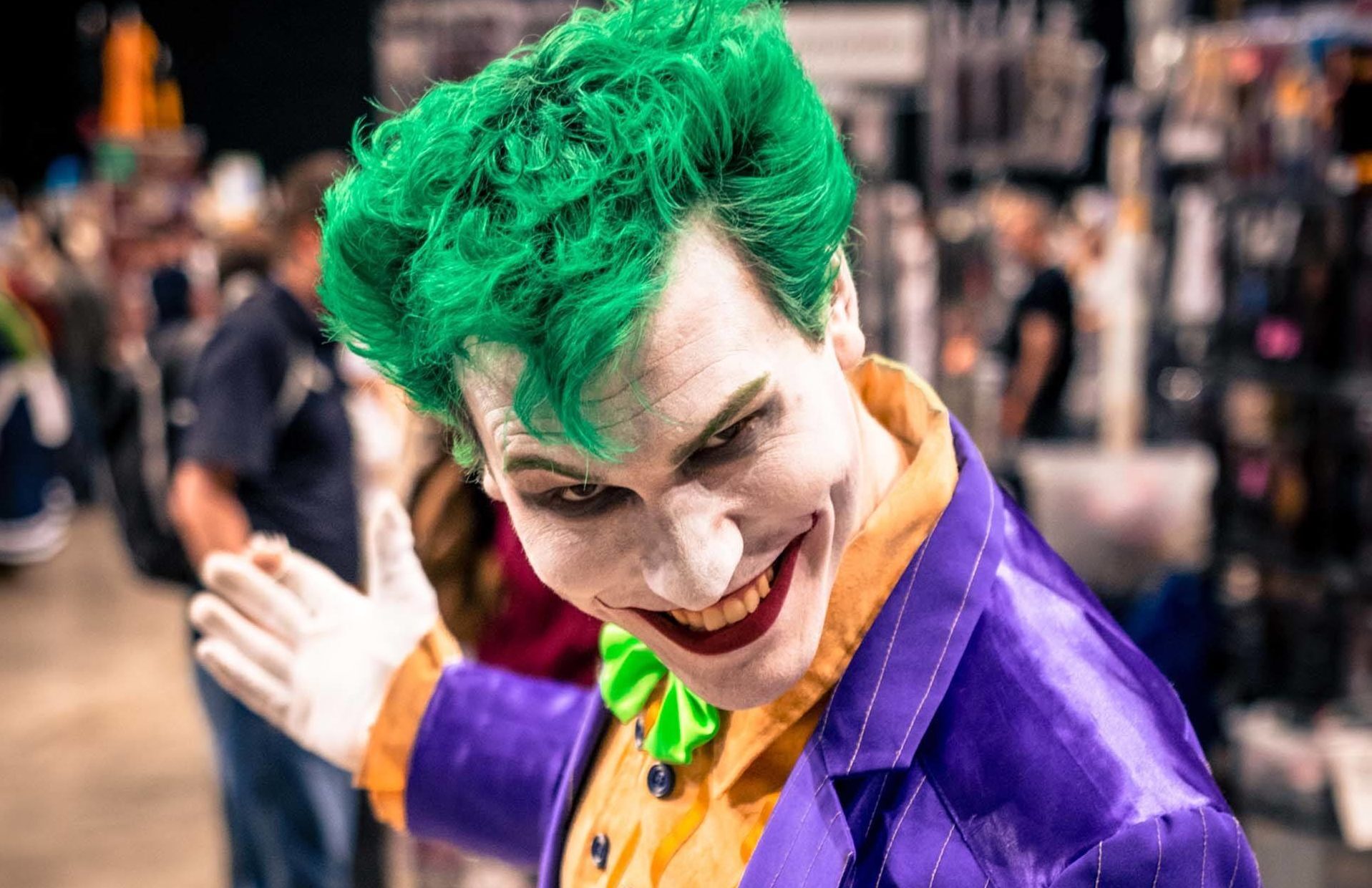 Homem se veste de coringa, com o cabelo verde e ilustra matéria sobre penteados para os homens no Carnaval