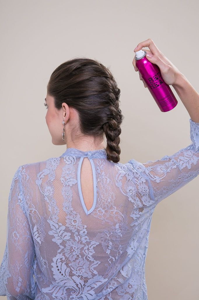 Cabelo liso comprido trançado e com aplicação de spray