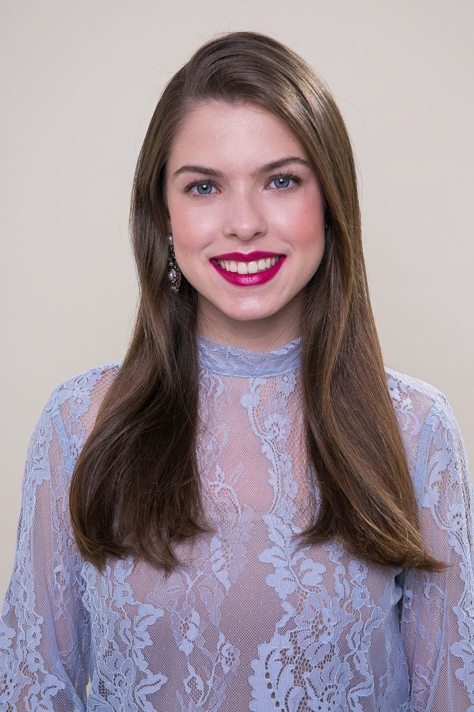 Cabelo liso comprido penteado