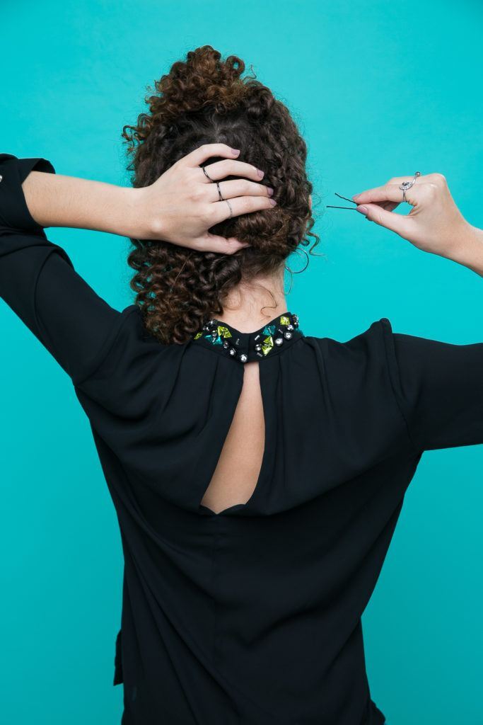 penteado preso para cabelo cacheado