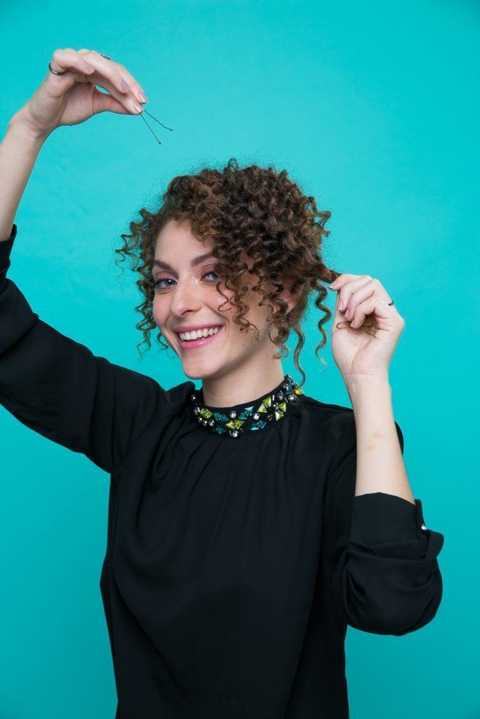 Cabelo cacheado com franja solta e coque