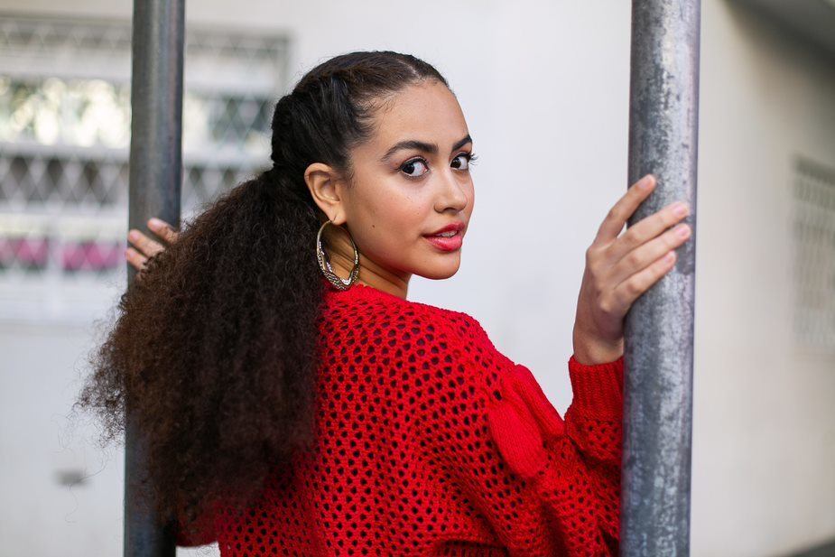 Cabelo longo cacheado com dois rabos de cavalo baixos