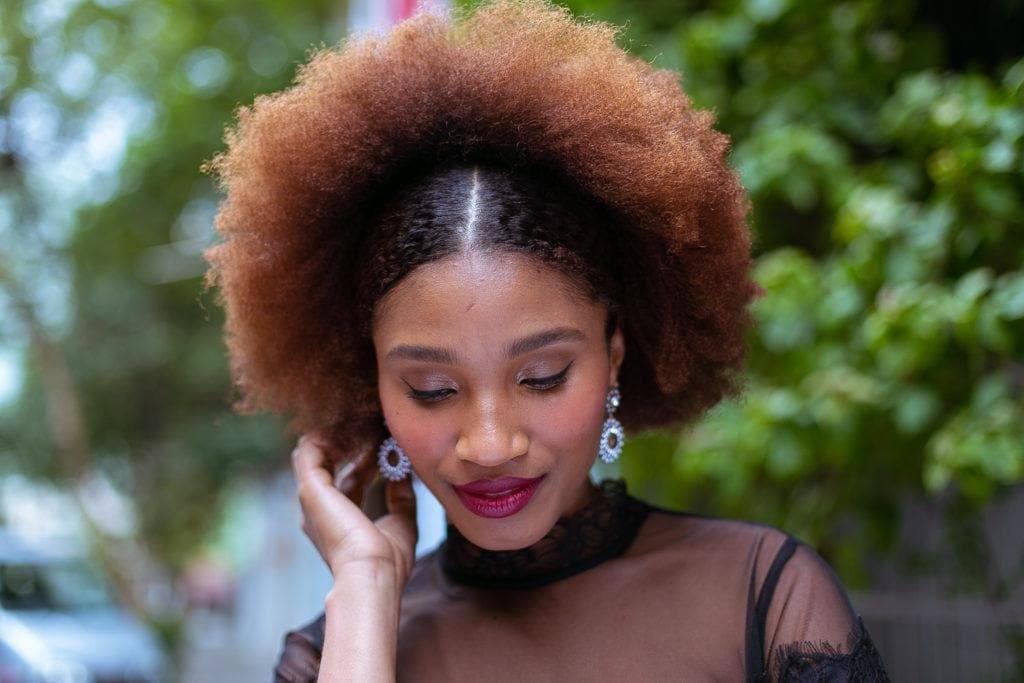 Cabelo crespo com frente lambida e afro puff