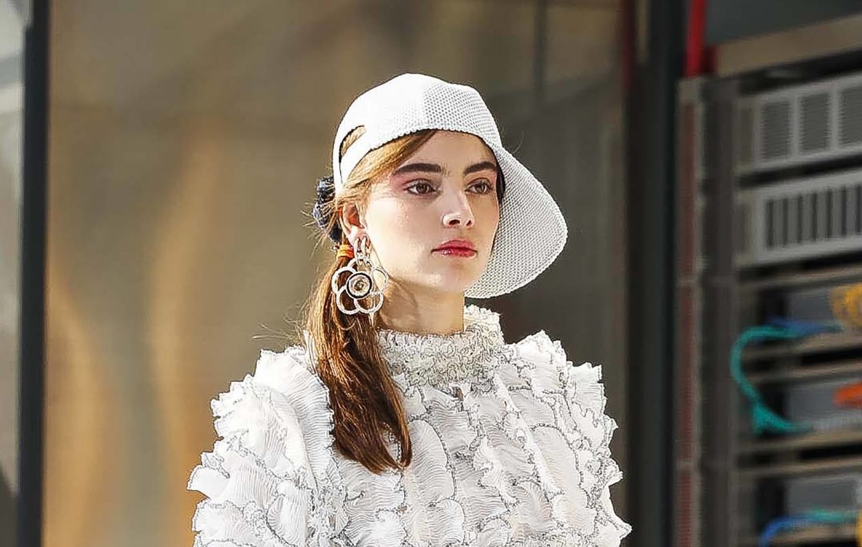 Alerta de tendência: 3 penteados com boné das semanas de moda