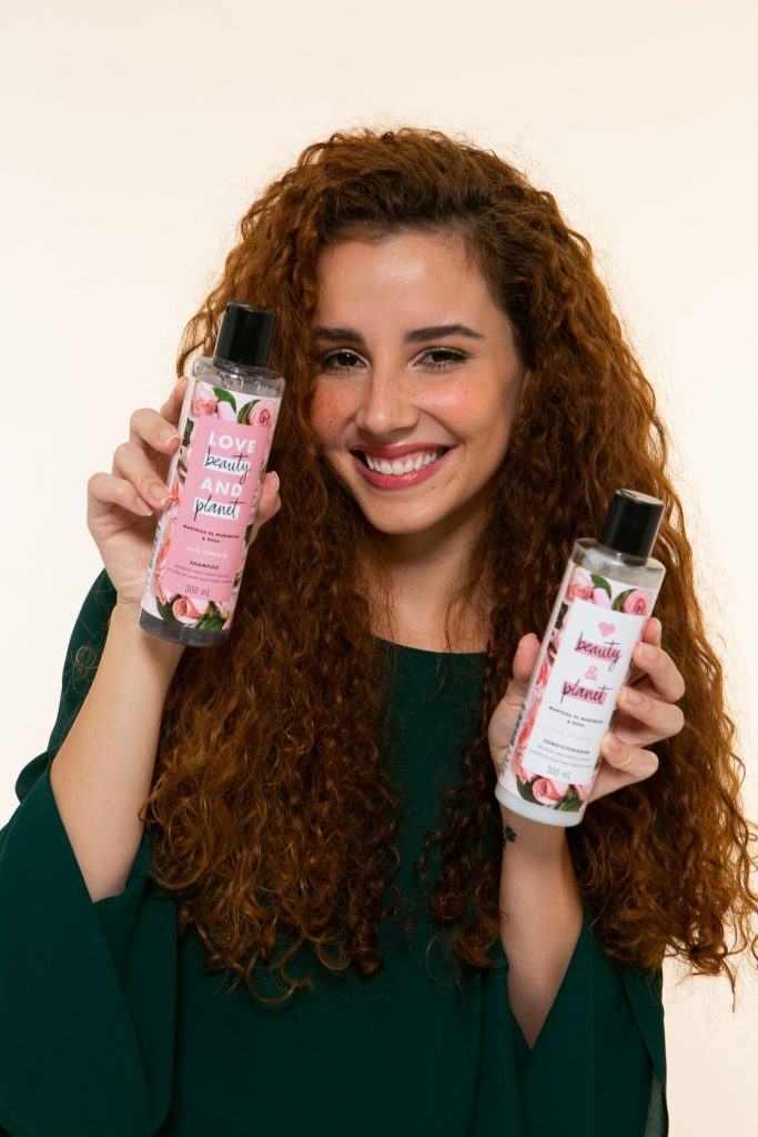 Modelo com dupla de shampoo e condicionador