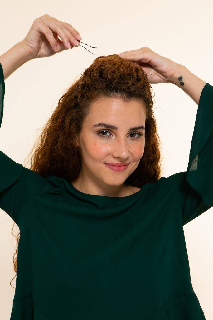 Modelo prende o penteado semipreso