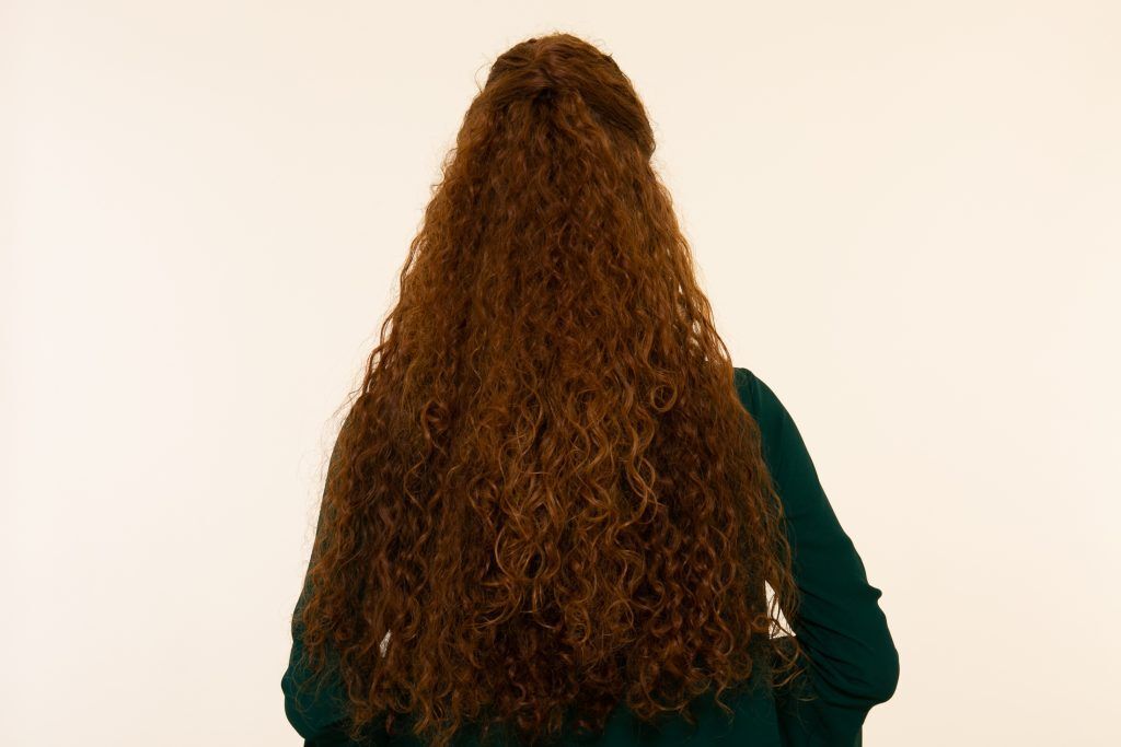 Modelo com penteado semipreso de costas