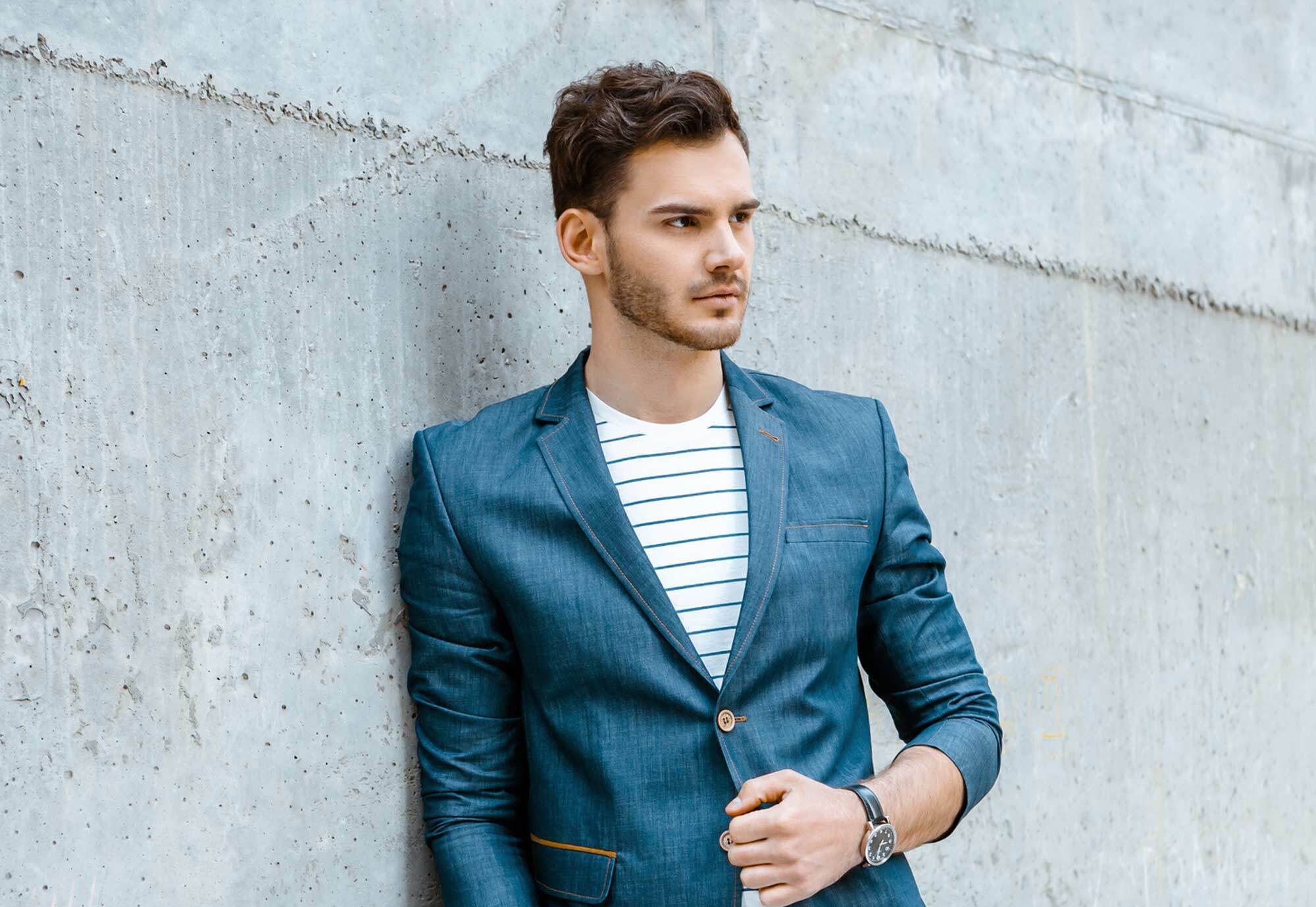 modelo com um dos penteados masculinos para cabelo curto e terno azul