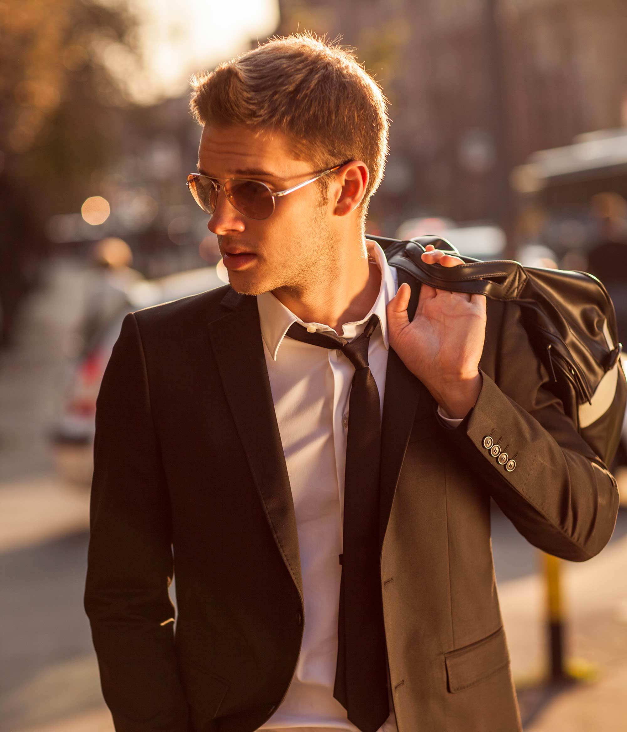 modelo com um dos penteados masculinos para cabelo curto e terno preto