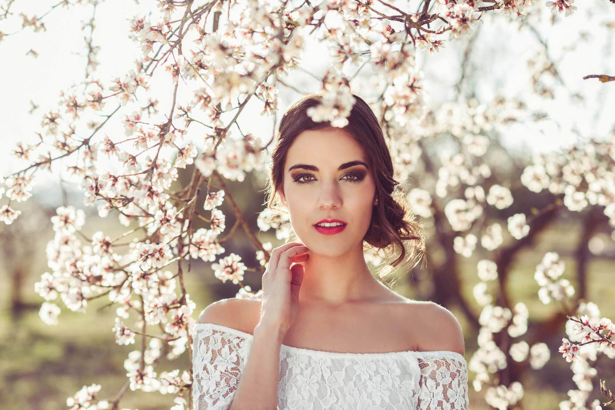 modelo com um dos penteados para afinar o rosto da noiva em um campo com flores