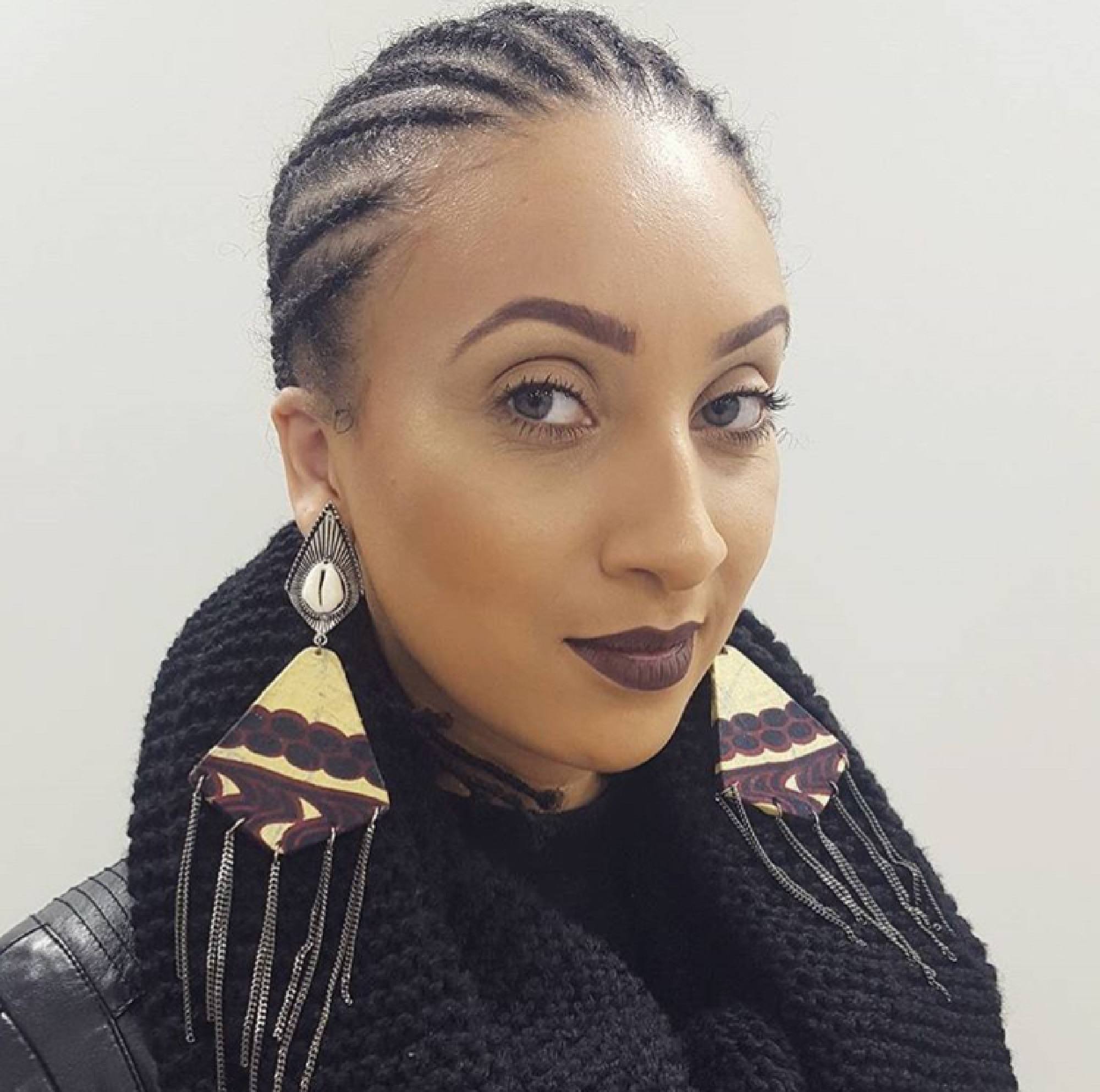 Cabelo crespo trançado com penteado nagô