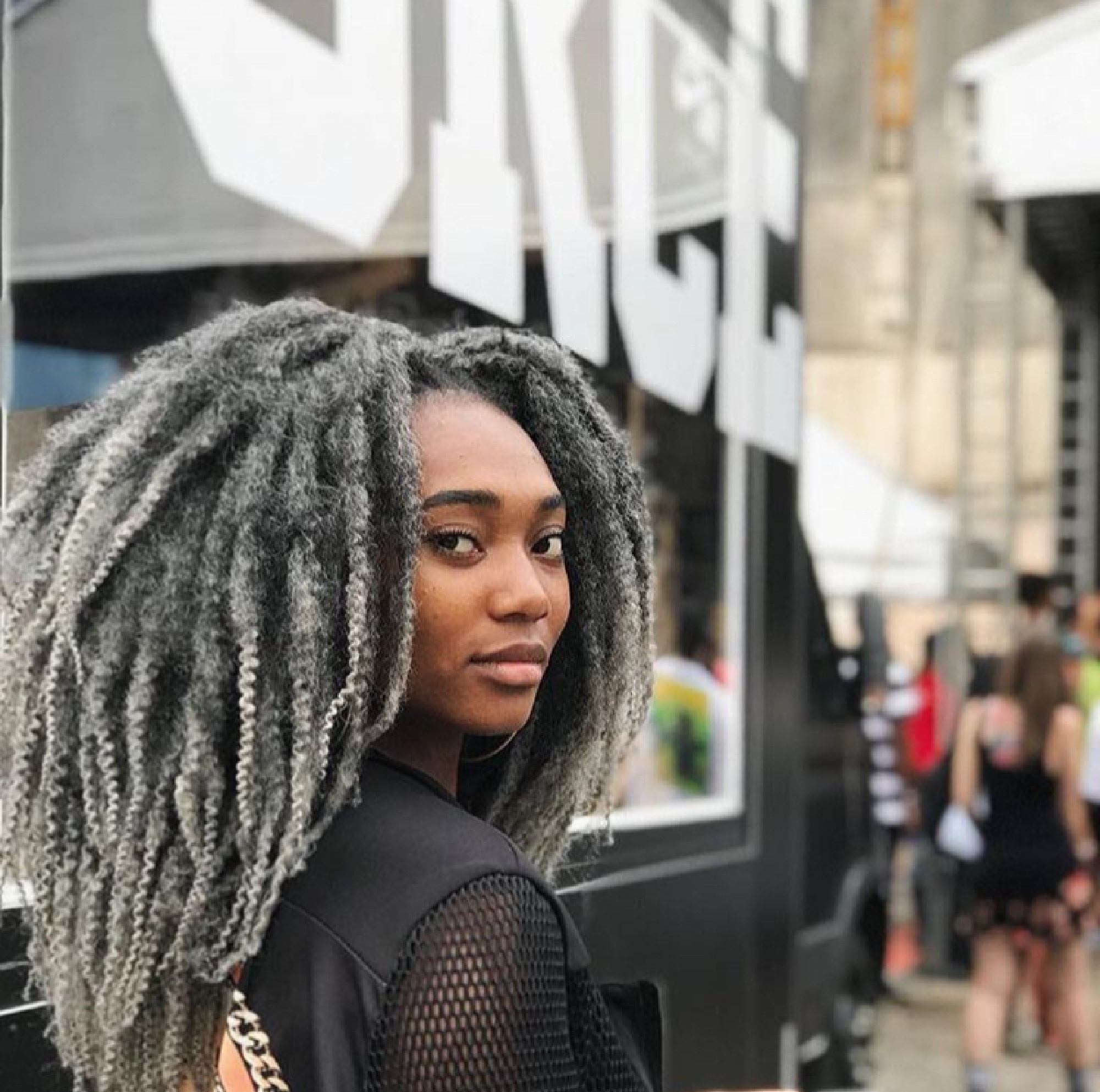 Cabelo afro com dreads cinzas