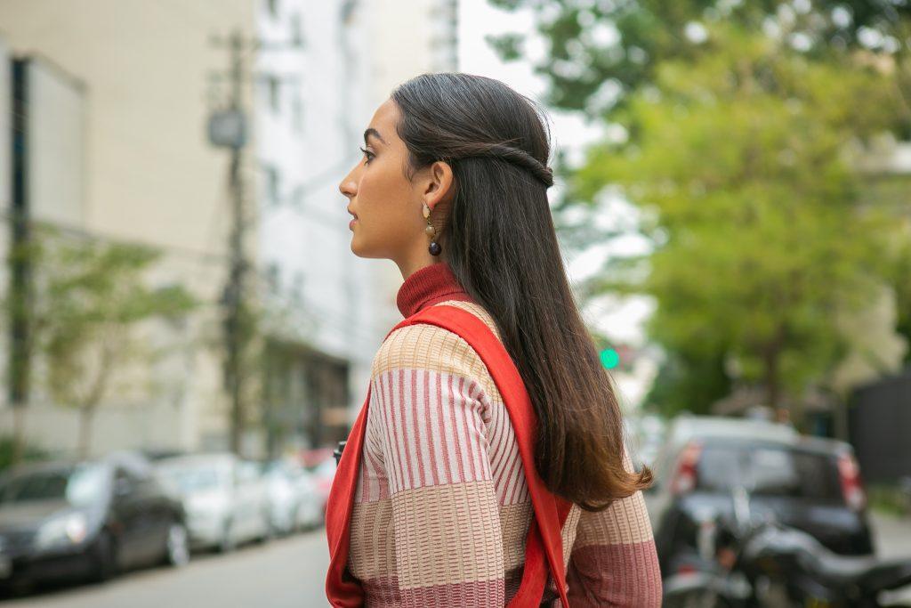 Mulher com penteado semipreso torcido