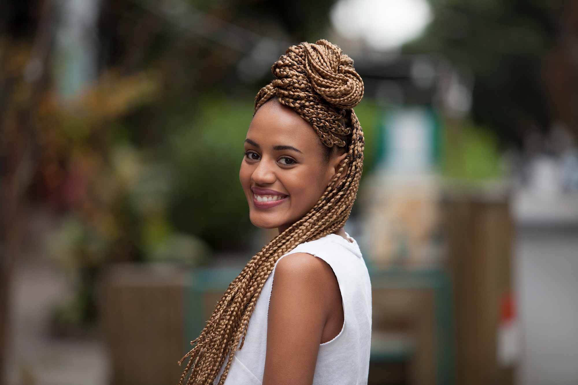 Mulher com box braids loiras
