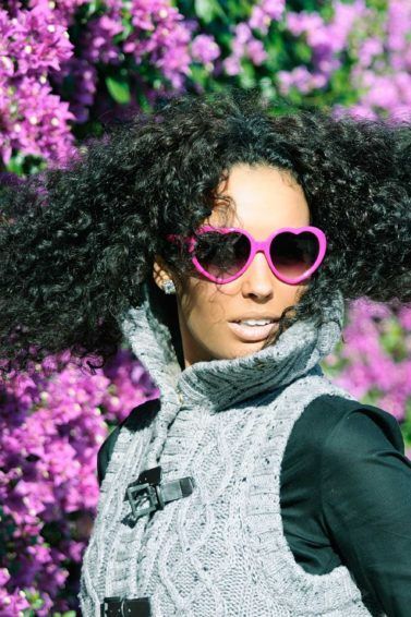 permanente a vapor: modelo com cabelo cacheado