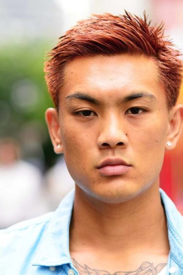pintar cabelo masculino de vermelho: modelo com cabelo pintado de vermelho