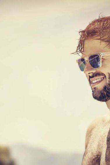 Homem de cabelos e barba pretos