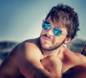 Como cuidar cabelo masculino na praia. Crédito: iStock