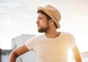 Como cuidar cabelo masculino na praia. Crédito: iStock