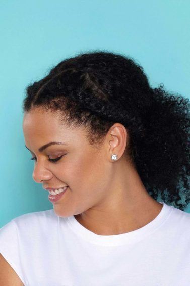 Mulher com cabelos afro semipresos