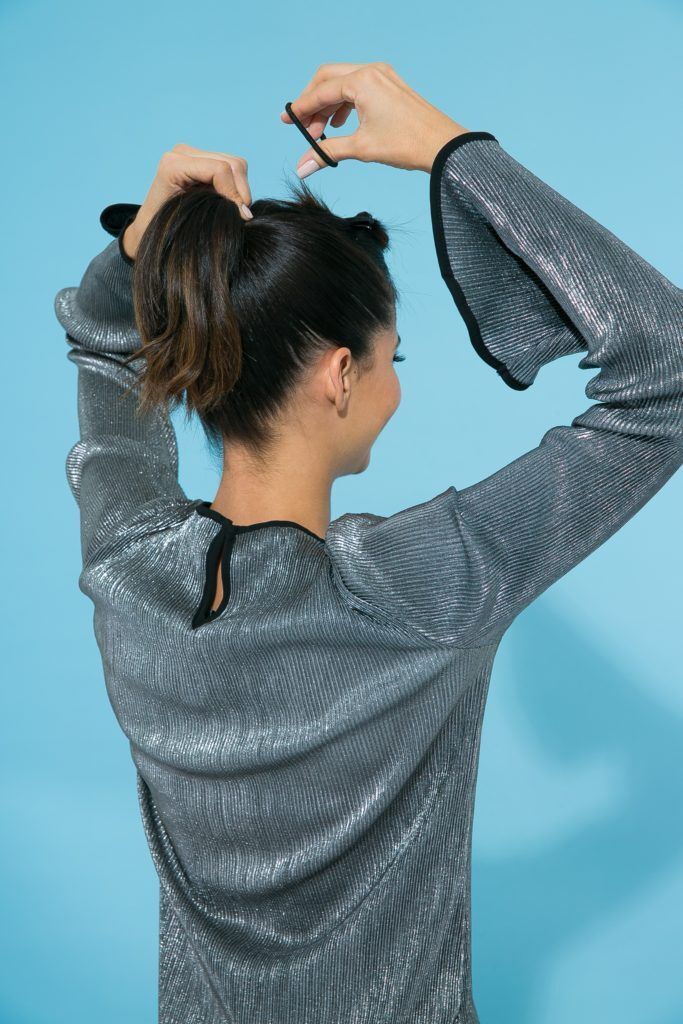 Cabelo liso curto sendo amarrado com rabo de cavalo