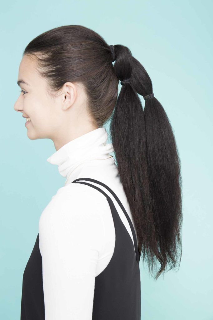 Cabelo com o começo feito no rabo de cavalo com trança fake