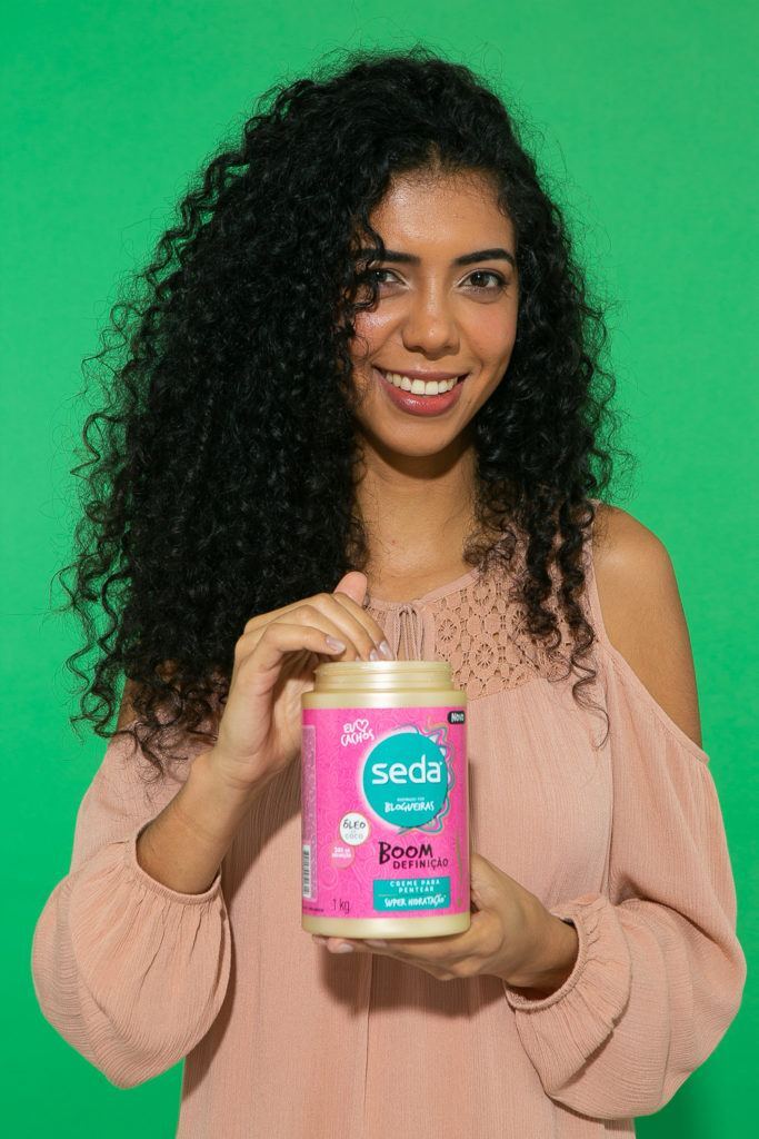 Cabelo cacheado com creme para pentear